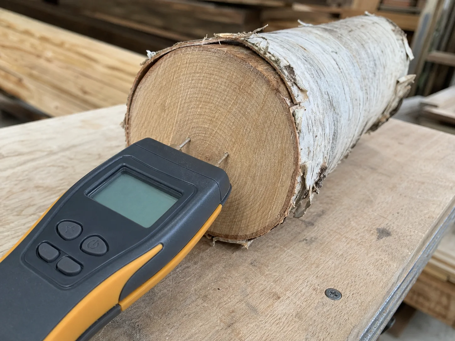 Проверка влажности дров в расколе в Дрезне